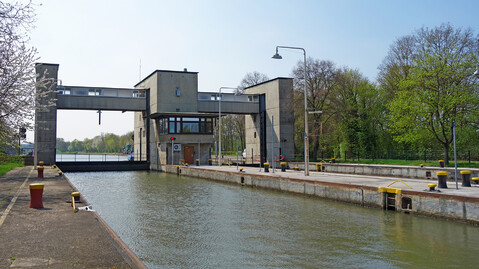 View from the lock chamber towards sluice bay  in Pleidelsheim